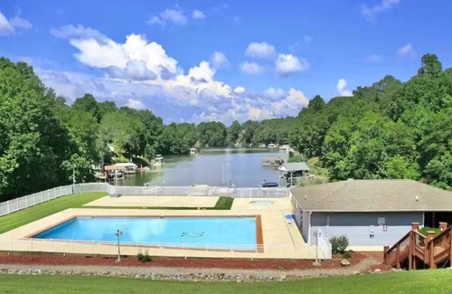 North Shore Condo | Stunning updated 1 BR Condo with great lake views.