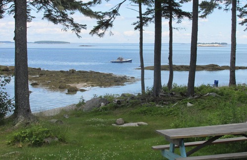 Spruce Head Cottage | Stunning Views on Ocean's Edge. Pebble beach, sunbathing, firepit and grill.