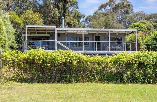 Lake Eildon House | Stunning Views at Goughs Bay – Boating, Skiing, Trails & Wineries await!