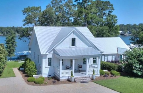 Warwick House | Stunning views of Lake Blackshear!