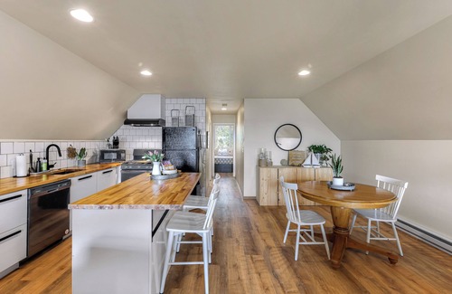 Bow Cottage | Stunning Views of the Salish Sea - perfect getaway for 2!