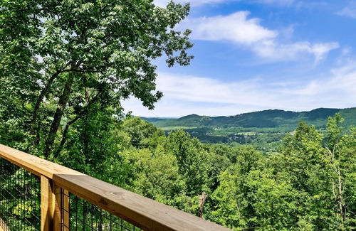 Gatlinburg - Pigeon Forge Cabin | Stunning Views, Pool, Hot Tub, Grill, Game Room, Near Park Entrance