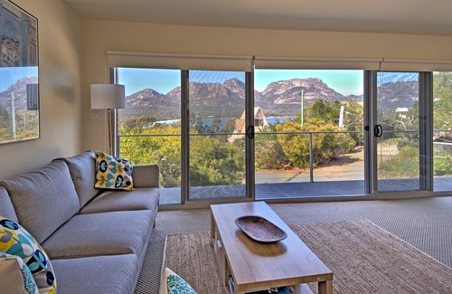 Coles Bay House | Stunning views, set on the edge of the Freycinet National Park. Fireplace & wifi