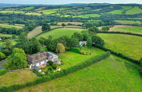 Newton Saint Cyres House | Stunning villa for 10 people with WIFI, terrace and pets allowed