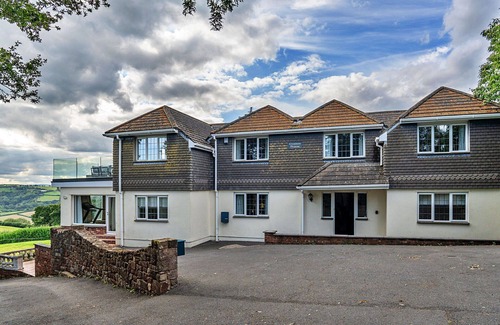 Newton Saint Cyres House | Stunning villa for 10 people with WIFI, terrace and pets allowed