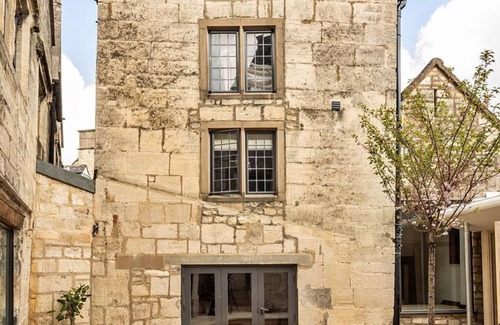Painswick House | Stunning villa for 19 guests with pool, WIFI, TV and pets allowed