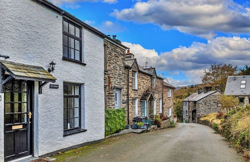 Dolwyddelan House | Stunning villa for 5 guests with hot tub, WIFI and TV