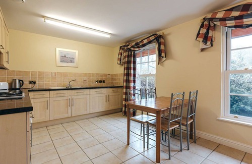 Eaton Mascott House | Stunning villa for 4 guests with WIFI, TV and pets allowed