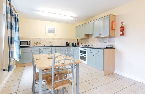 Eaton Mascott House | Stunning villa for 4 people with WIFI, TV and pets allowed