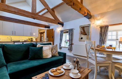 Leek House | Stunning villa for 2 people with WIFI
