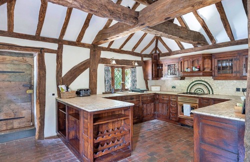 Crawley Down House | Stunning villa for 6 people with WIFI, hot tub and TV
