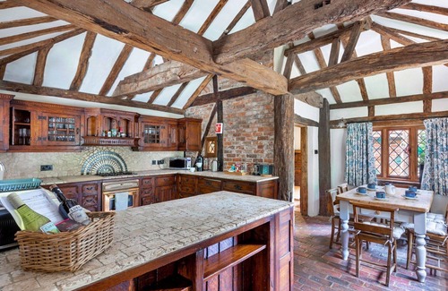 Crawley Down House | Stunning villa for 6 people with WIFI, hot tub and TV