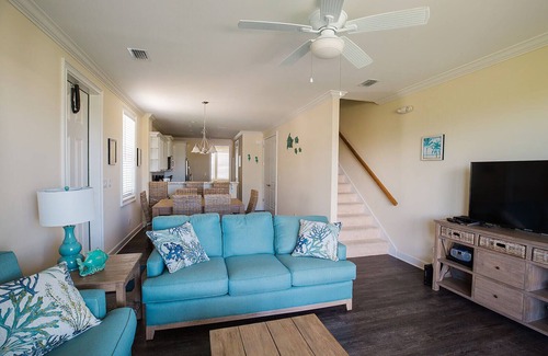 Marathon Villa | Stunning & Welcoming Pool Home on Canal