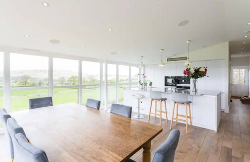 Monmouth House | Stunning Welsh Farmhouse, Panoramic Views, Pizza Oven + Hot Tub