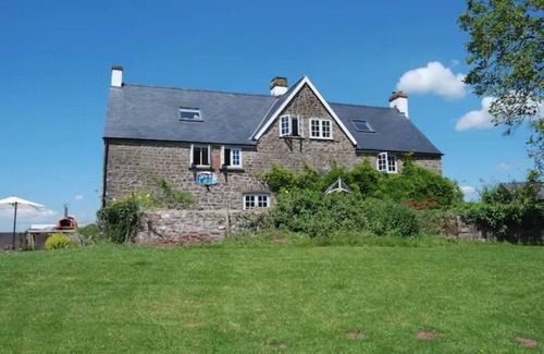 Monmouth House | Stunning Welsh Farmhouse, Panoramic Views, Pizza Oven + Hot Tub