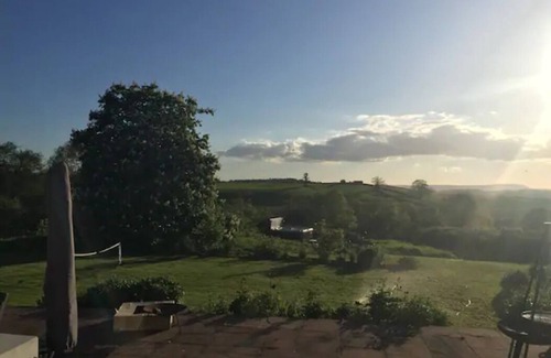 Monmouth House | Stunning Welsh Farmhouse, Panoramic Views, Pizza Oven + Hot Tub