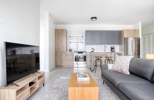 West Loop Apartment | Stunning West Loop 2BR w/Gym & Coworking, nr UIC, by Blueground