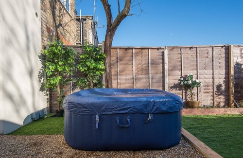 Cann Hall House | Stunnning 4 Bed House Hot Tub, Sky Tv, Pool Table