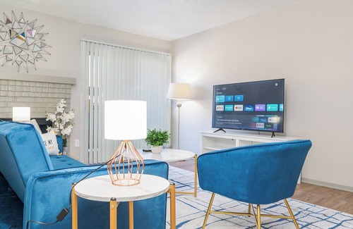 South Lamar Apartment | Stylish 1 Bedroom Apartment at SoLA, 5 Minutes to Downtown