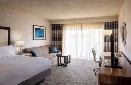 Downtown Resort | Stylish 1 King Room at Crowne Plaza Phoenix! | Free Parking and Gym Access!