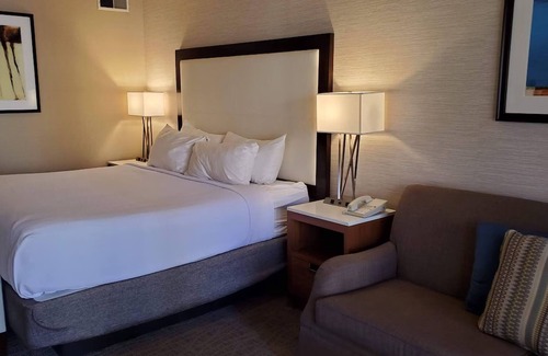 Downtown Resort | Stylish 1 King Room at Crowne Plaza Phoenix! | Free Parking and Gym Access!