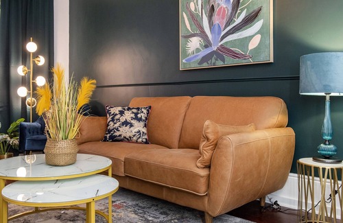 West Perth Apartment | Stylish 1BR APT in West Perth with Parking!