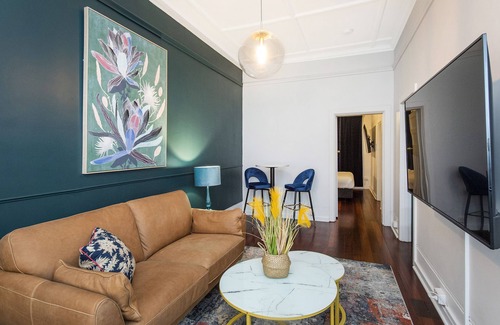 West Perth Apartment | Stylish 1BR APT in West Perth with Parking!