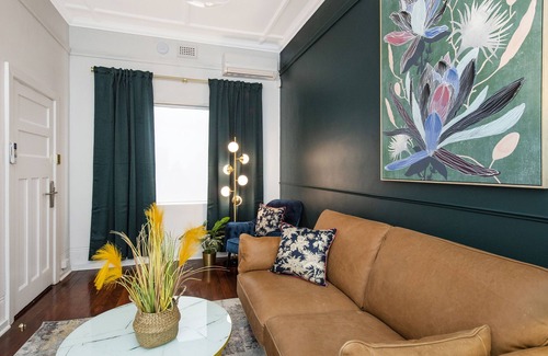 West Perth Apartment | Stylish 1BR APT in West Perth with Parking!