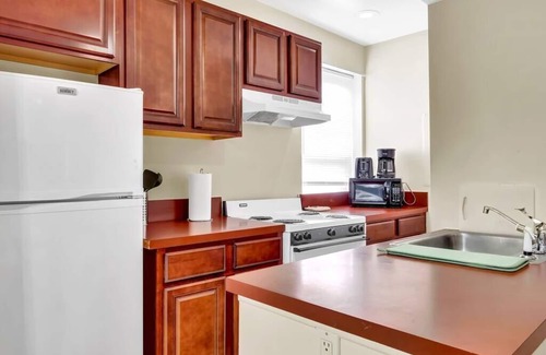 Graduate Hospital Apartment | Stylish 1BR: Prime Location