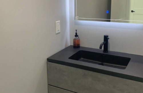 Kingman Park House | *Stylish 2-bd house w parking close to H St*