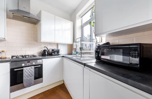 Balham Apartment | Stylish 2-Bed, 2-Bath Flat with Free Parking for 2 Cars & Easy Tube Access