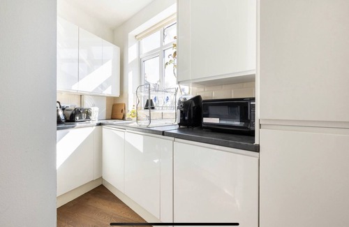 Balham Apartment | Stylish 2-Bed, 2-Bath Flat with Free Parking for 2 Cars & Easy Tube Access