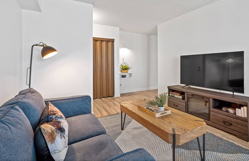 Fort McMurray Apartment | Stylish 2-Bed Apt Fort Mc Fast WiFi Newly Reno