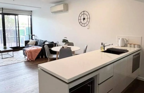 Pascoe Vale South Apartment | Stylish 2 Bed 2 Bath Apartment