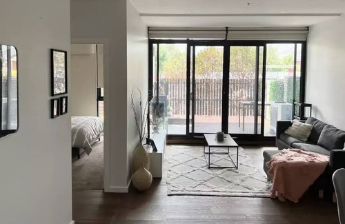 Pascoe Vale South Apartment | Stylish 2 Bed 2 Bath Apartment