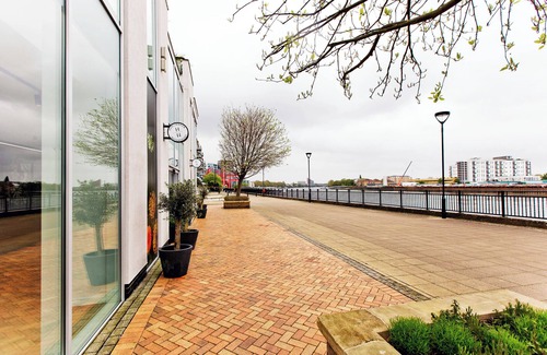 Wandsworth Apartment | Stylish 2-bed riverside apartment, with stunning views! Family Friendly.