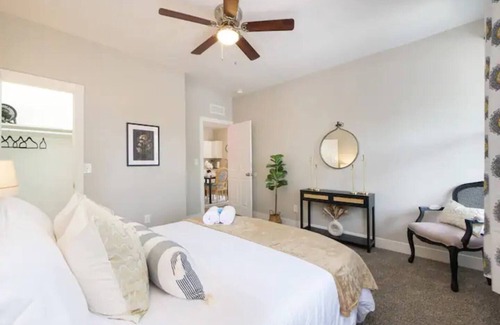 Tremont Bed & Breakfast | Stylish 2 bedroom getaway 5 minutes from downtown Cleveland!