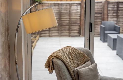 Hillingdon Apartment | Stylish 2-Bedroom Home with Garden in Leafy Ickenham