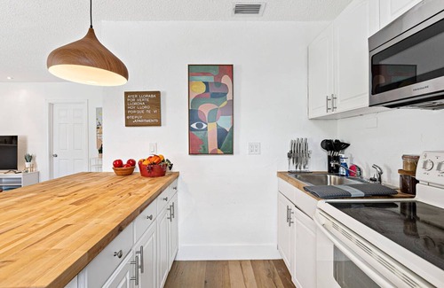 Sailboat Bend Apartment | Stylish 2 BR Condo - Close to Riverwalk