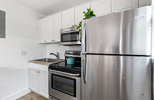 Sailboat Bend Apartment | Stylish 2 BR Condo - Free Parking on Premises