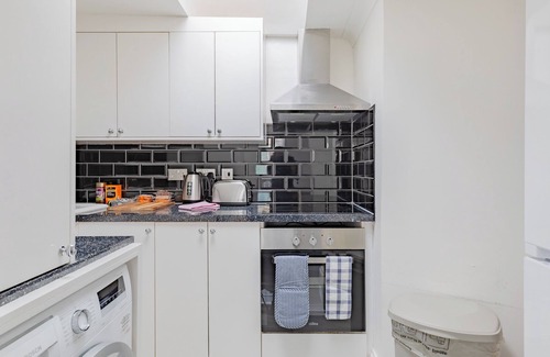 Campden Apartment | Stylish 2BD Flat in the Heart of Kensington