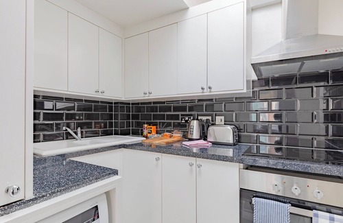 Campden Apartment | Stylish 2BD Flat in the Heart of Kensington
