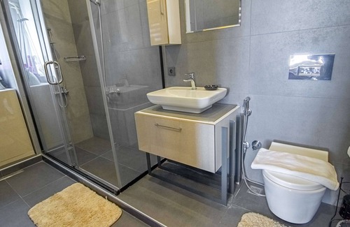 Taksim Apartment | Stylish 2BR Apartment in Central Beyoğlu – LEO-01 Located just steps from Taksim Square, this modern 2+1 flat offers comfort and convenience in the heart of Istanbul. Enjoy easy access to cafes, shops, and public transport.