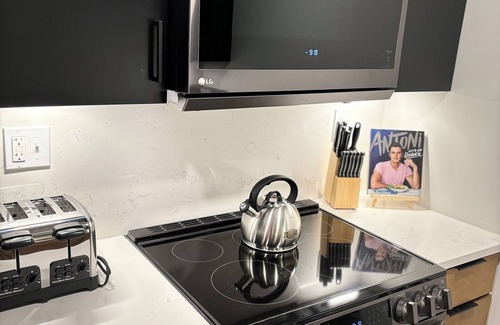 Radnor - Fort Myer Heights Apartment | Stylish 2BR Apt in Arlington, VA. Minutes from Washington D.C.