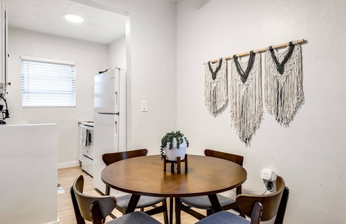 Virginia Gardens Apartment | Stylish 2BR central | Fast Wi-fi