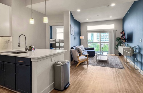 Deep Ellum Apartment | Stylish 2BR Deep Ellum | 7 Beds | Parking Included