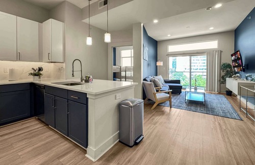 Deep Ellum Apartment | Stylish 2BR Deep Ellum | 7 Beds | Parking Included