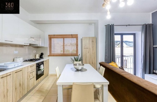 St. Julian's House | Stylish 2BR Meridian suite in central St Julians