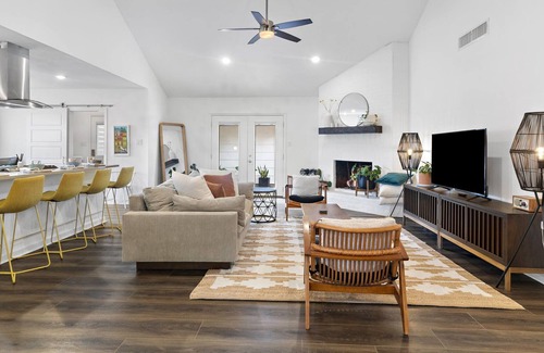 North Austin Civic Association House | ★ Stylish 2BR Ranch in N. Central Austin ★ Stock Pool ★ Parking
