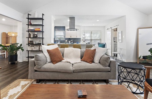 North Austin Civic Association House | ★ Stylish 2BR Ranch in N. Central Austin ★ Stock Pool ★ Parking